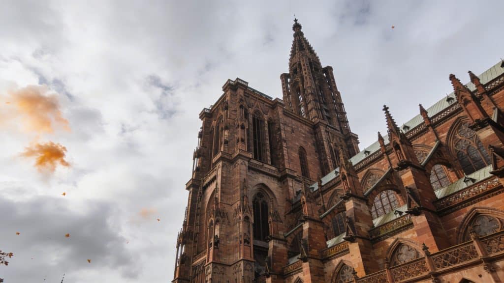 Cathédrale de Strasbourg vue latérale sous ciel nuageux de fin d'automne
