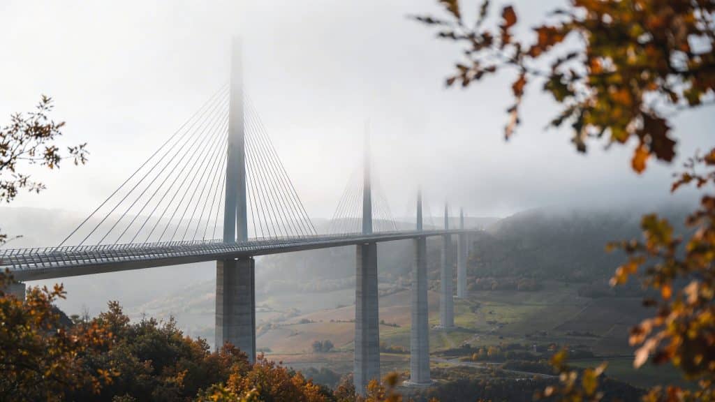 Viaduc de Millau émergeant des brumes matinales en automne