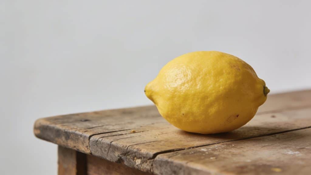 Gros citron jaune sur table en bois rustique