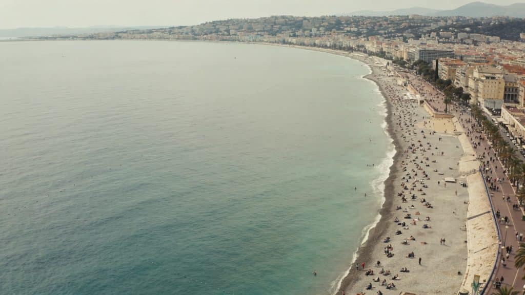 Vue aerienne de Nice avec foule sur la Promenade