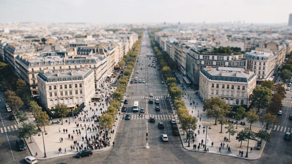 Vue aerienne de Paris avec foule sur trottoirs