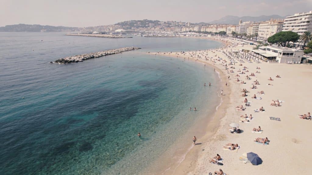 Vue aerienne de Toulon avec foule sur la plage