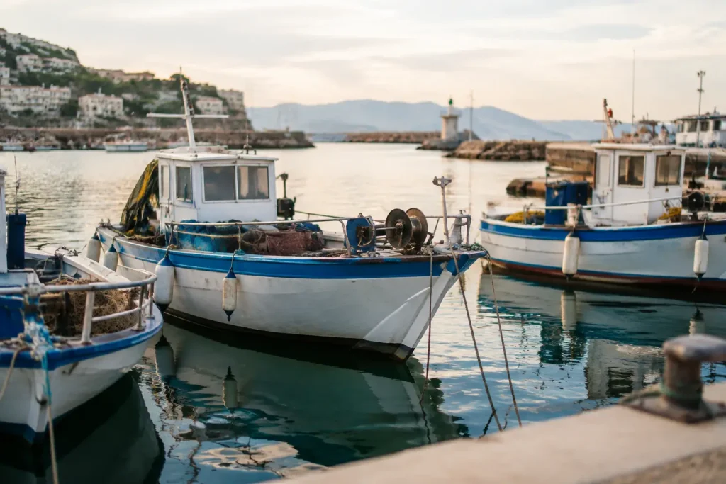 Bateaux de peche amarres dans un port mediterraneen
