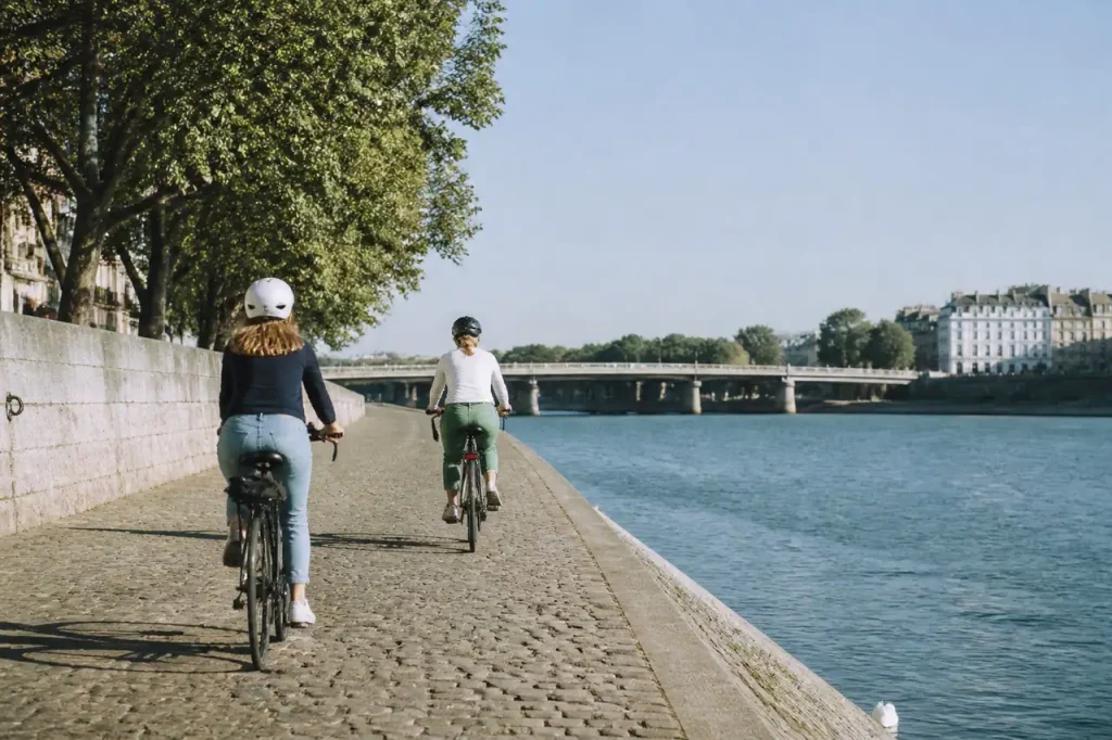 Cyclistes pedalant sur les berges du Rhone au soleil