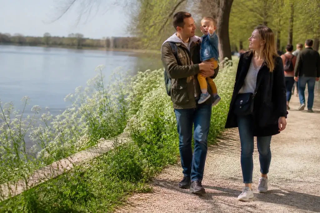 Familles se promenant sur une berge fleurie au printemps