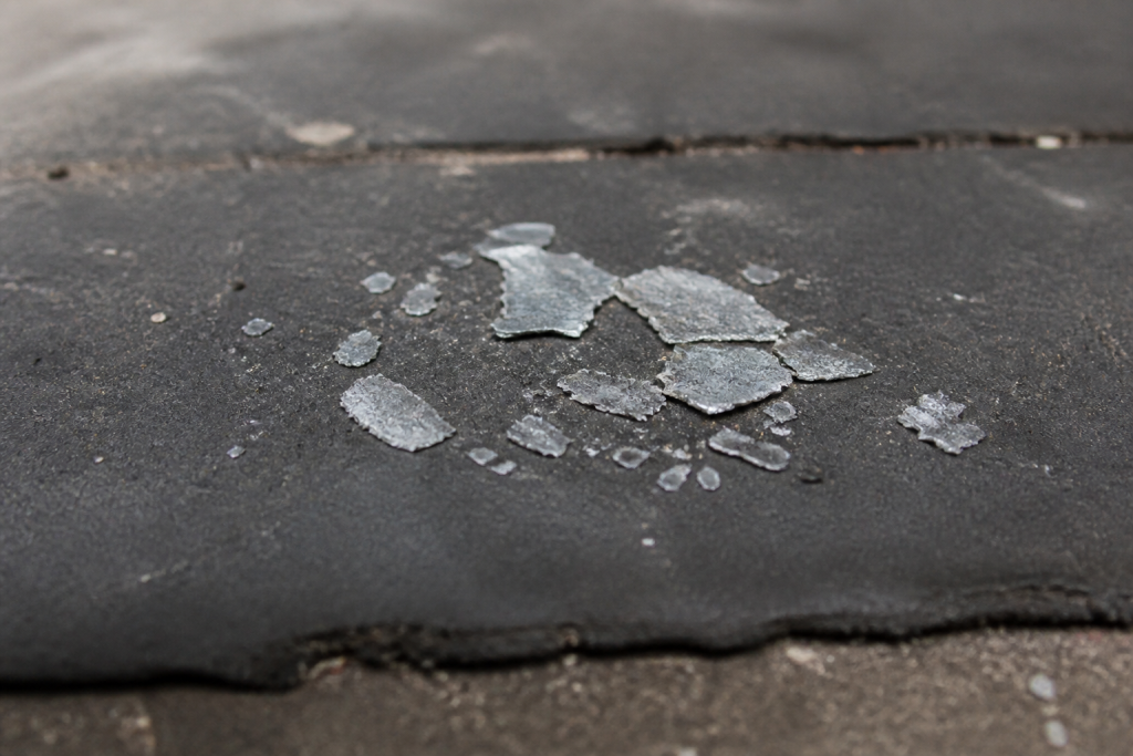Fragments gris et brillants separes de revetement sombre