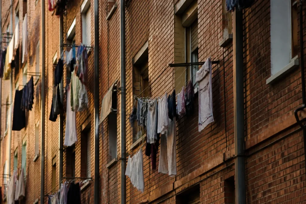 Immeubles de briques et linge etendu aux fenetres