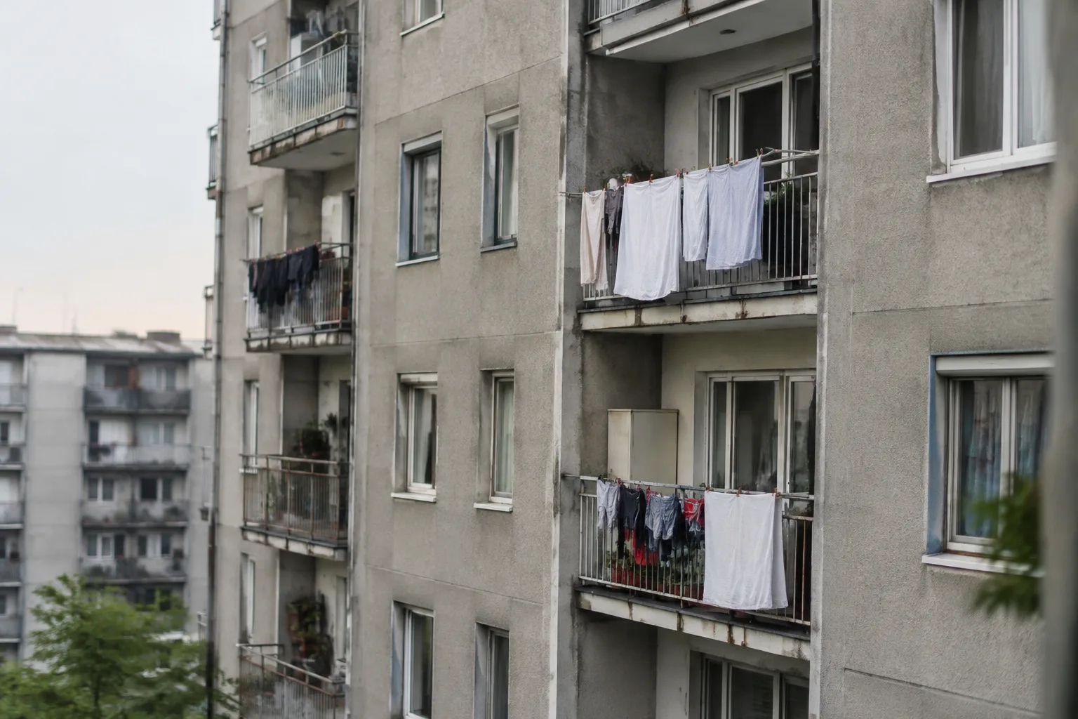 Immeubles gris avec balcons et linge etendu