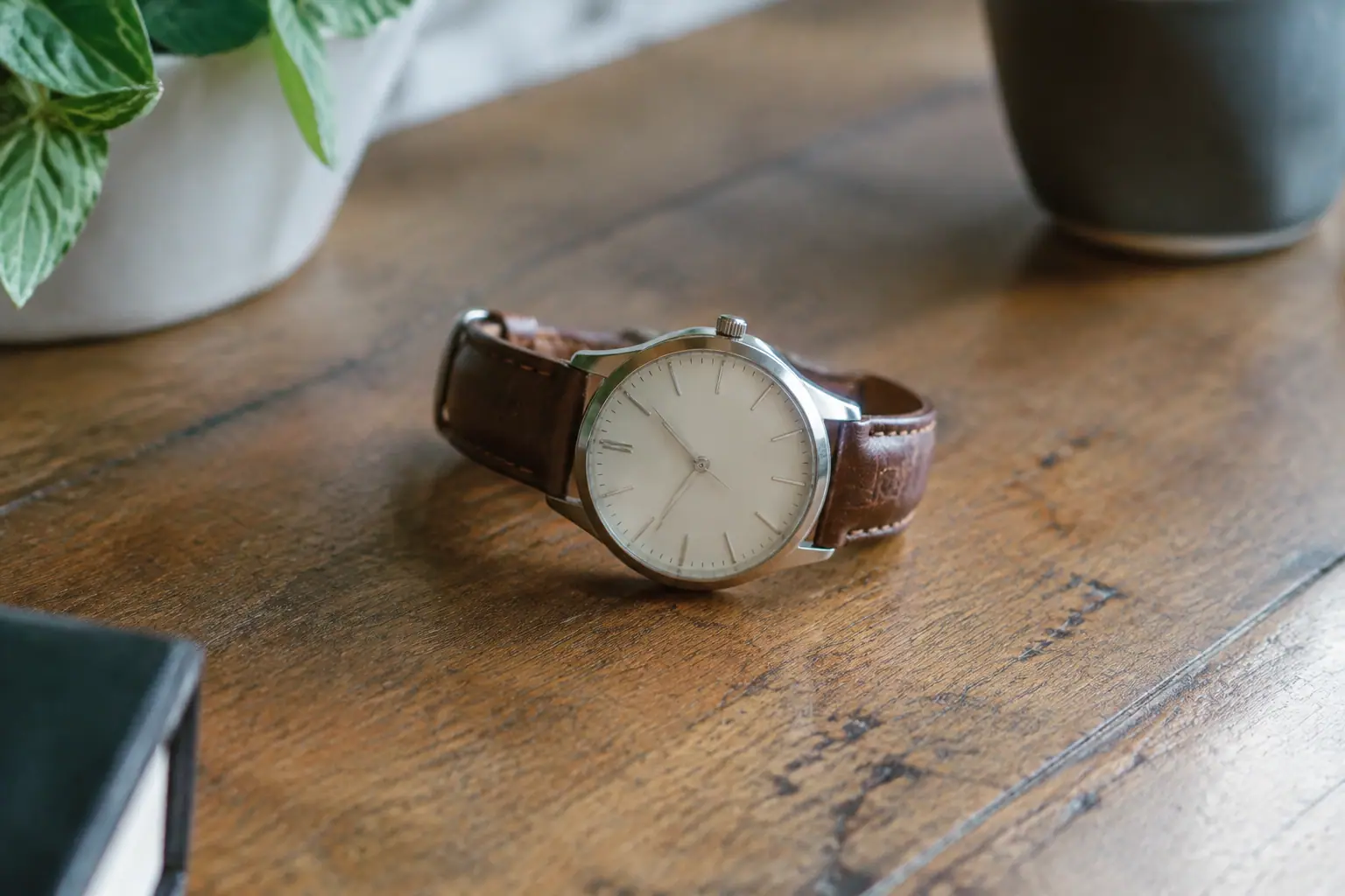 Montre posee sur table en bois, cadran visible