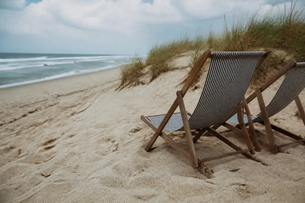 Plage de sable fin avec transats et dunes