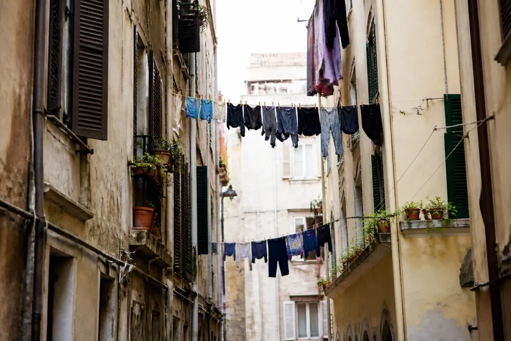 Ruelle populaire avec linge suspendu entre facades anciennes