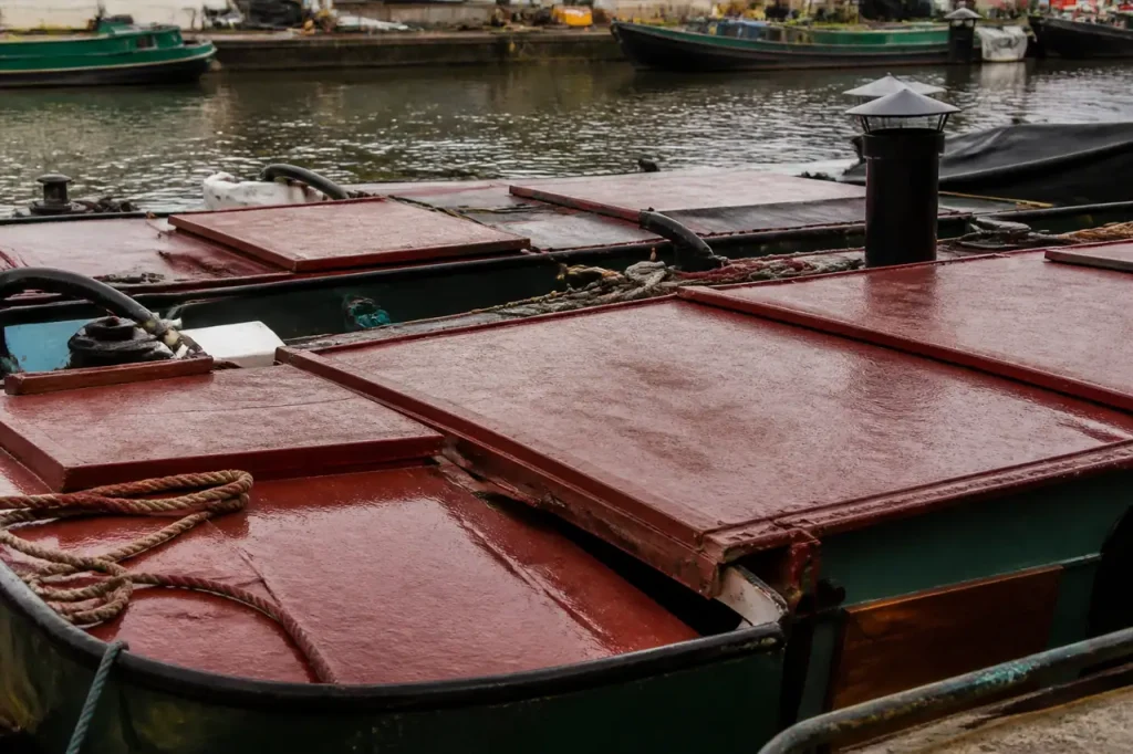 Toits rouges et mats de bateaux au port