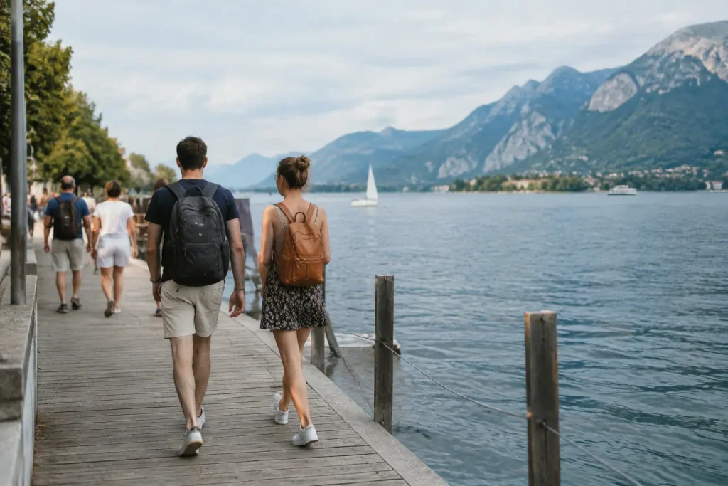 Touristes marchant sur un quai au bord du lac