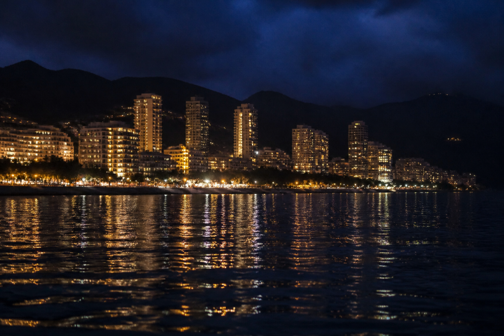 Tours illuminees de nuit se refletant dans la mer