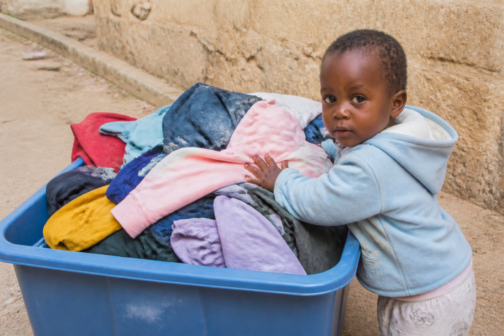 Vetements enfants dans boite coloree du quartier