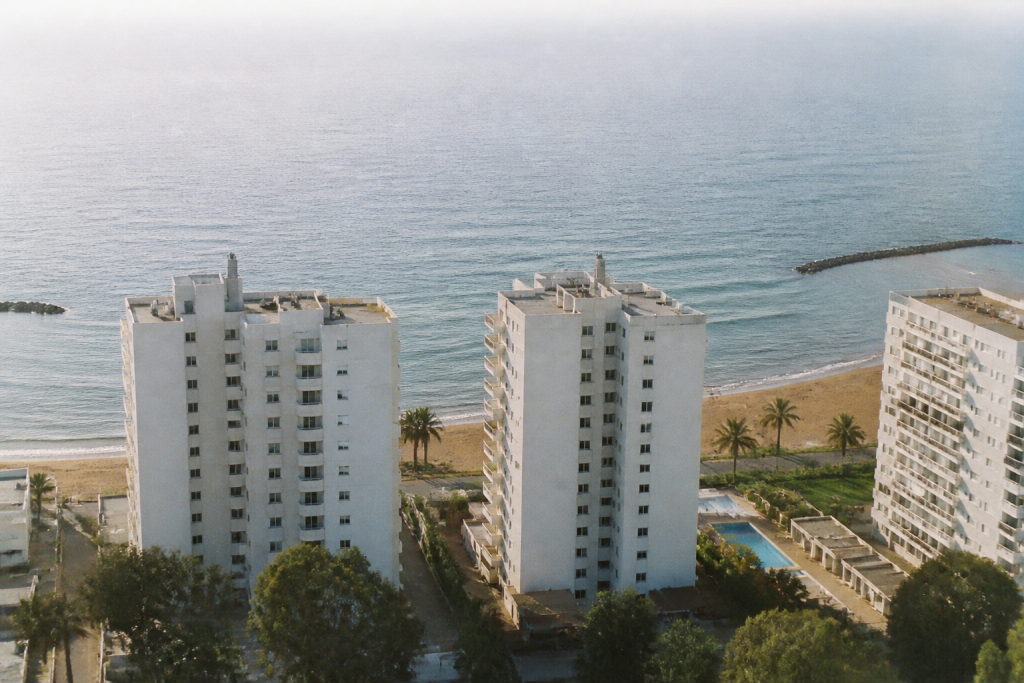 Vue aerienne de tours blanches au bord de mer